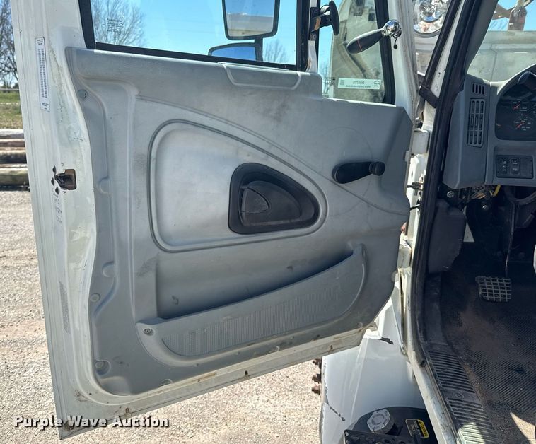 image for item DO0779 2005 International 4300 digger derrick truck