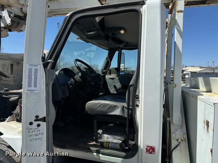 image for item DO0779 2005 International 4300 digger derrick truck