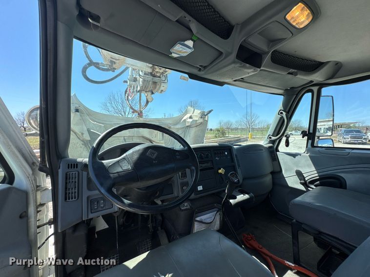 image for item DO0779 2005 International 4300 digger derrick truck