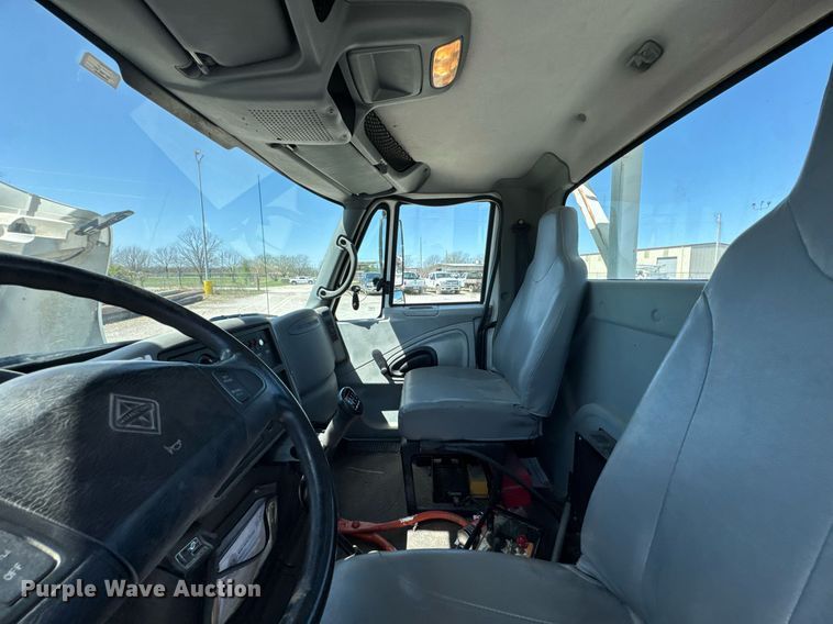 image for item DO0779 2005 International 4300 digger derrick truck