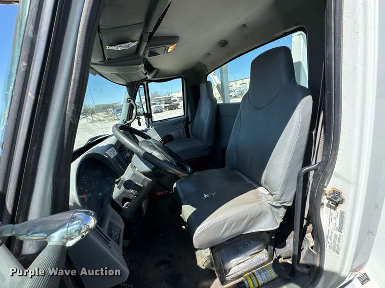 image for item DO0779 2005 International 4300 digger derrick truck