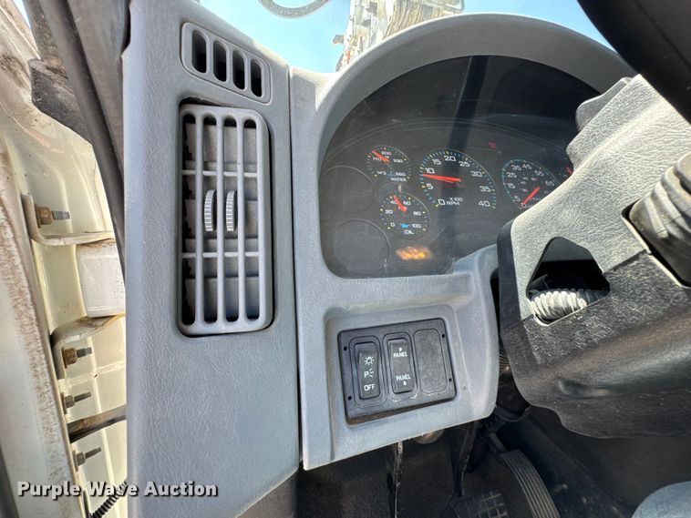 image for item DO0779 2005 International 4300 digger derrick truck