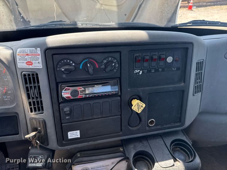 image for item DO0779 2005 International 4300 digger derrick truck