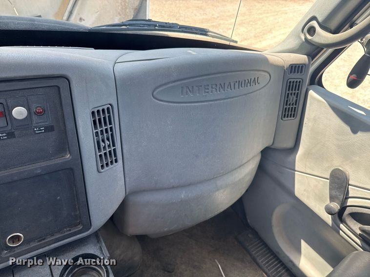 image for item DO0779 2005 International 4300 digger derrick truck