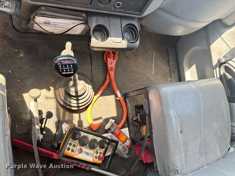 image for item DO0779 2005 International 4300 digger derrick truck