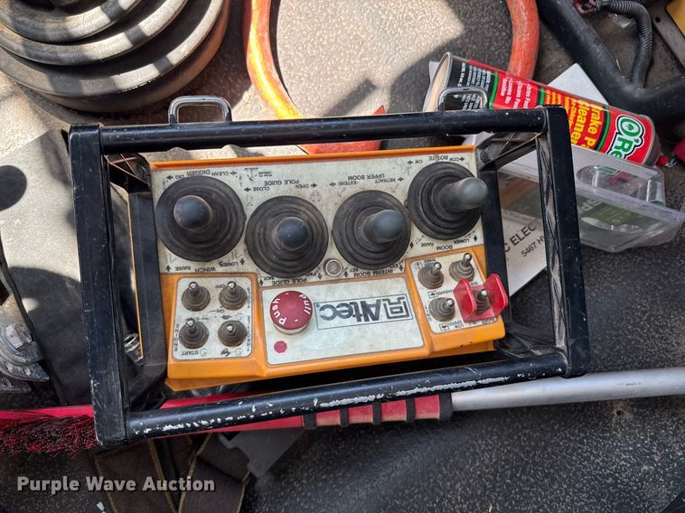 image for item DO0779 2005 International 4300 digger derrick truck