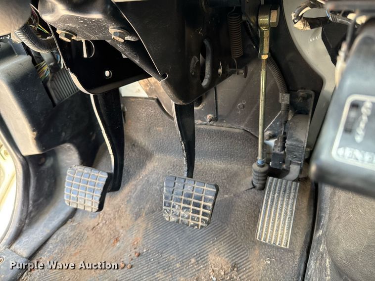 image for item DO0779 2005 International 4300 digger derrick truck