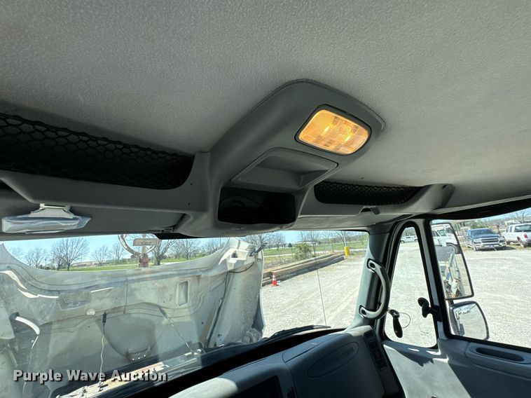 image for item DO0779 2005 International 4300 digger derrick truck