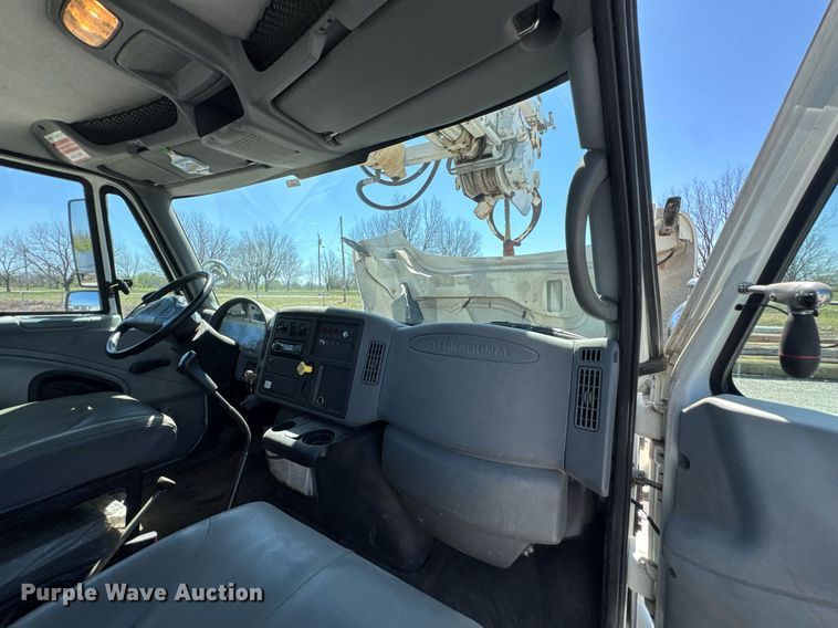 image for item DO0779 2005 International 4300 digger derrick truck