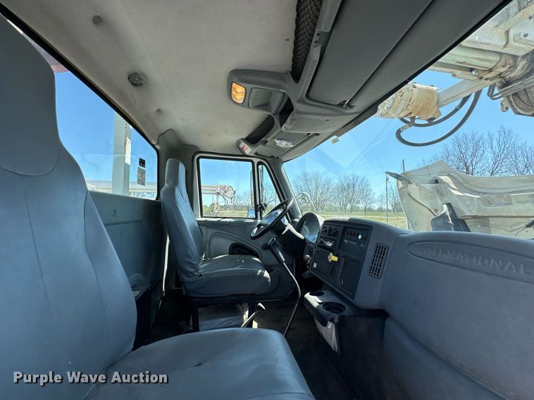 image for item DO0779 2005 International 4300 digger derrick truck