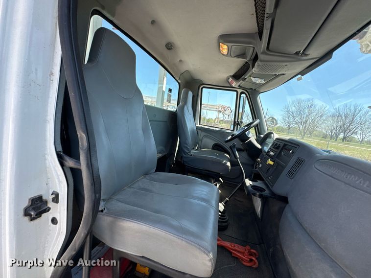 image for item DO0779 2005 International 4300 digger derrick truck