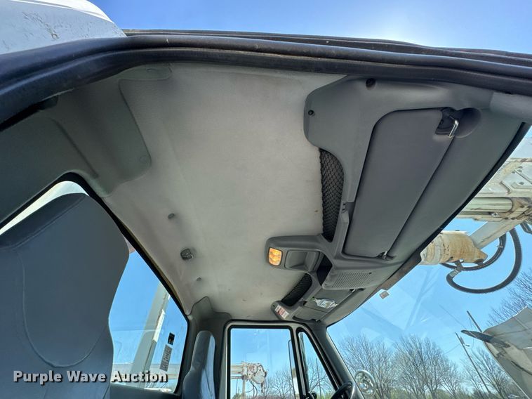 image for item DO0779 2005 International 4300 digger derrick truck