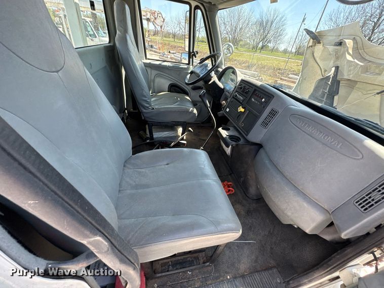 image for item DO0779 2005 International 4300 digger derrick truck