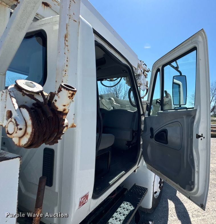 image for item DO0779 2005 International 4300 digger derrick truck