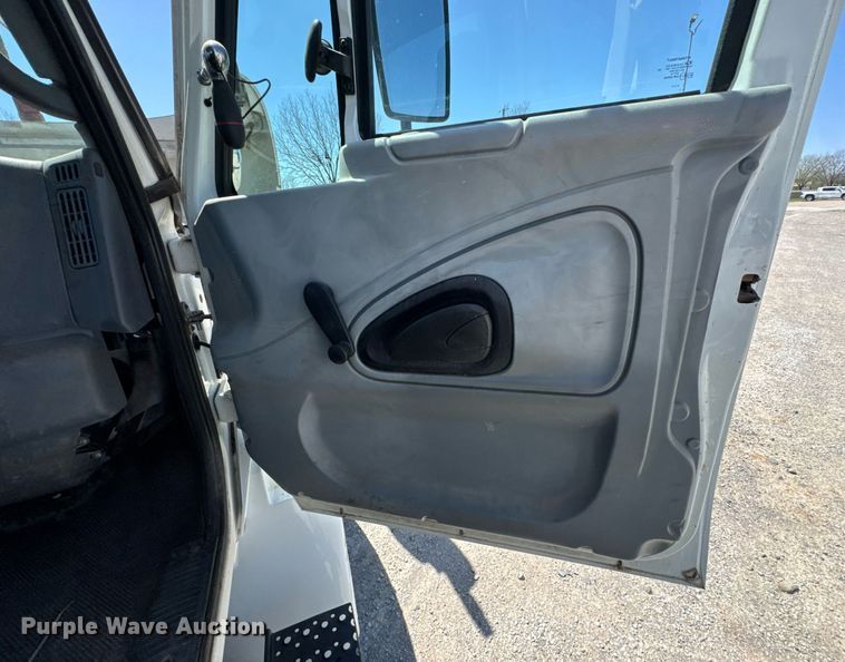 image for item DO0779 2005 International 4300 digger derrick truck