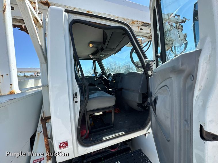 image for item DO0779 2005 International 4300 digger derrick truck