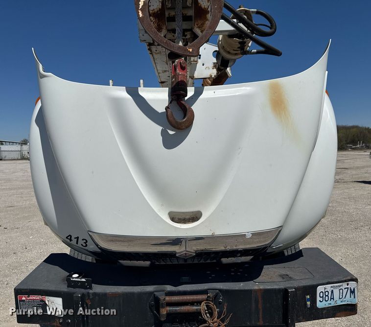 image for item DO0779 2005 International 4300 digger derrick truck