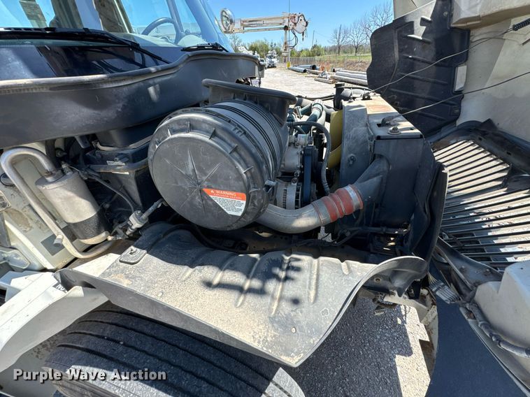 image for item DO0779 2005 International 4300 digger derrick truck