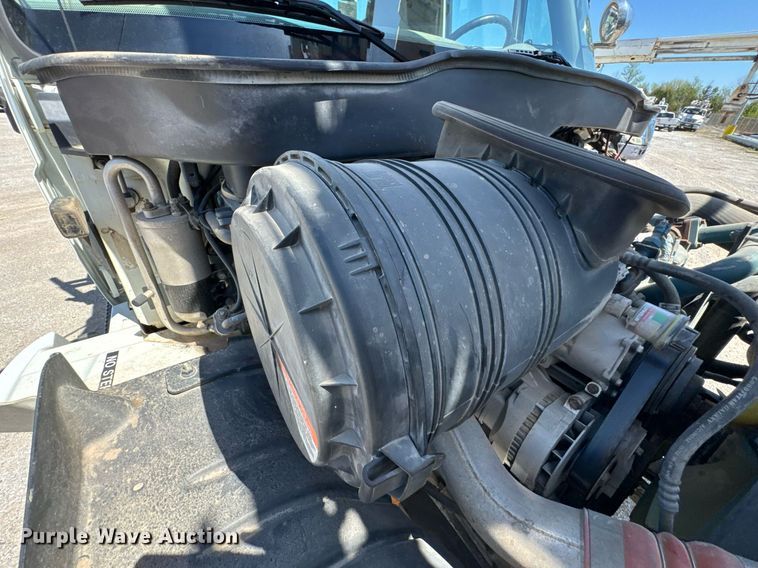 image for item DO0779 2005 International 4300 digger derrick truck