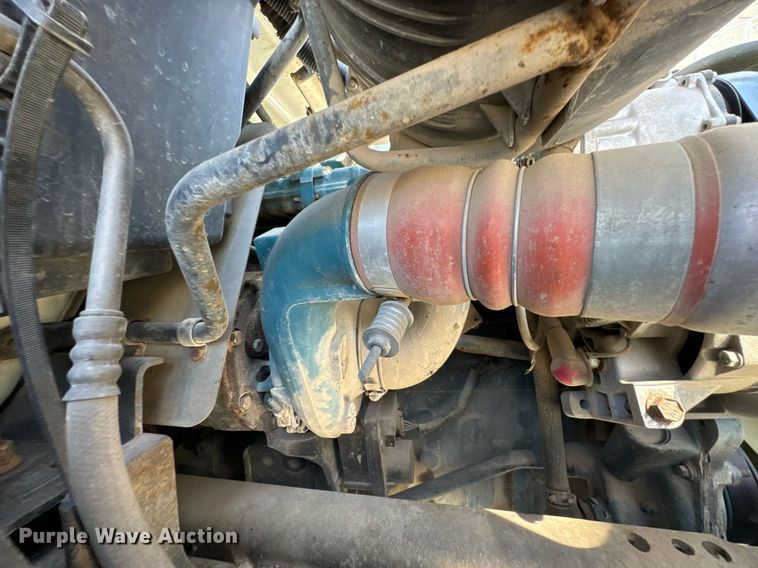 image for item DO0779 2005 International 4300 digger derrick truck