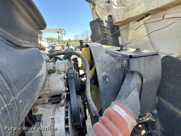 image for item DO0779 2005 International 4300 digger derrick truck