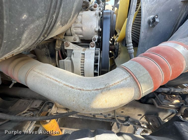 image for item DO0779 2005 International 4300 digger derrick truck