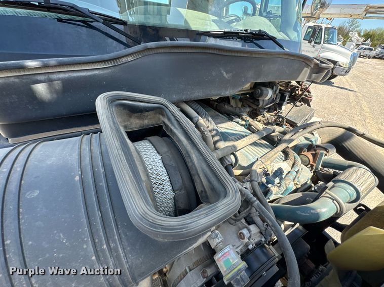 image for item DO0779 2005 International 4300 digger derrick truck