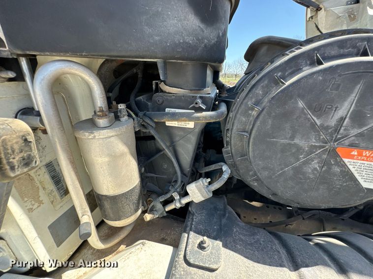 image for item DO0779 2005 International 4300 digger derrick truck