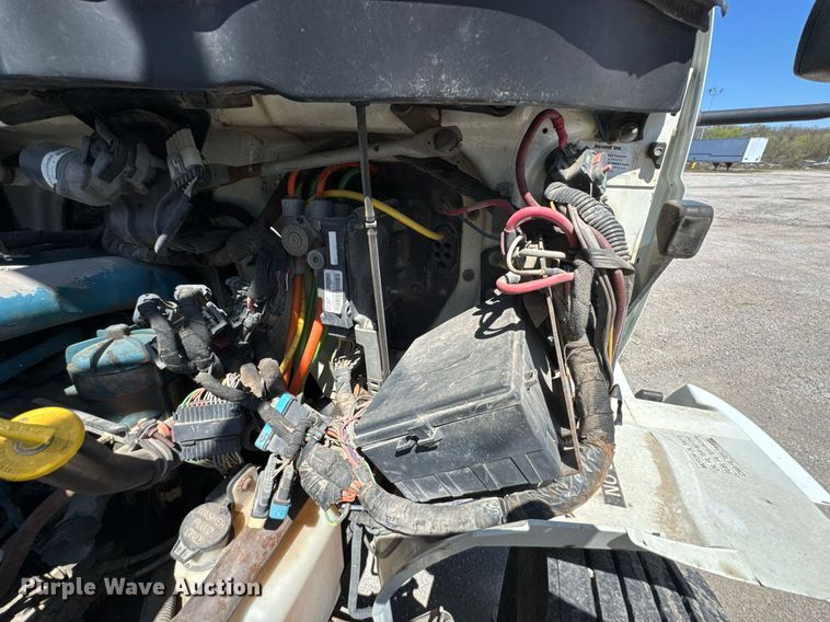 image for item DO0779 2005 International 4300 digger derrick truck