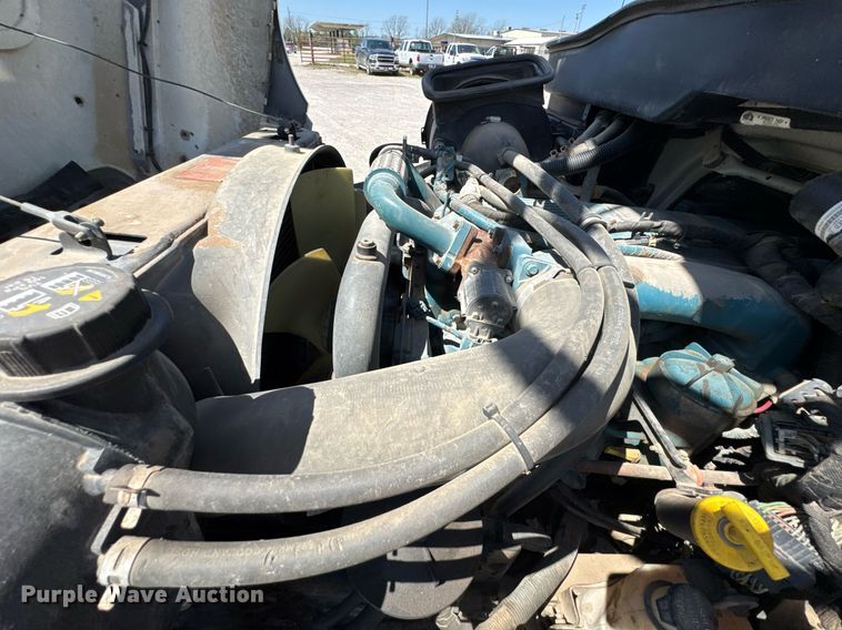 image for item DO0779 2005 International 4300 digger derrick truck