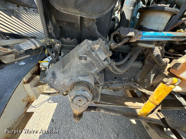 image for item DO0779 2005 International 4300 digger derrick truck