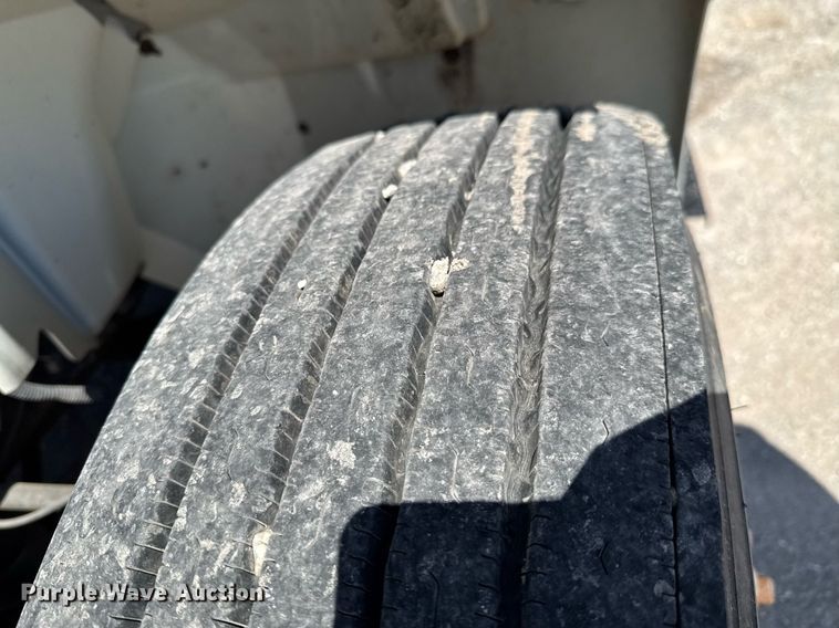 image for item DO0779 2005 International 4300 digger derrick truck