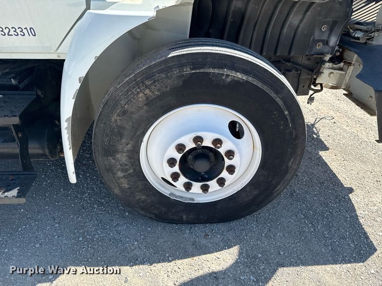 image for item DO0779 2005 International 4300 digger derrick truck