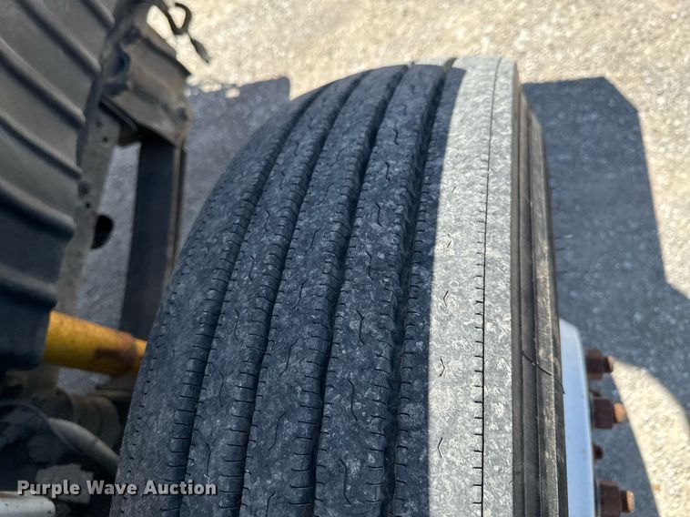 image for item DO0779 2005 International 4300 digger derrick truck