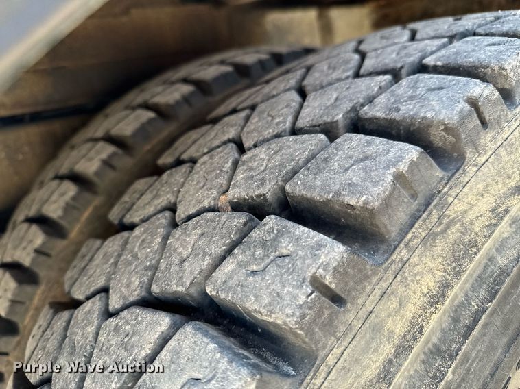 image for item DO0779 2005 International 4300 digger derrick truck