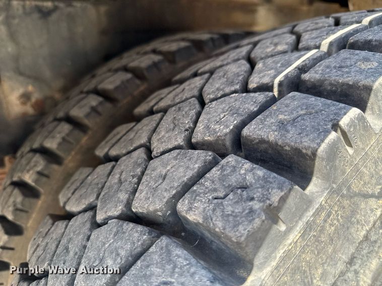 image for item DO0779 2005 International 4300 digger derrick truck