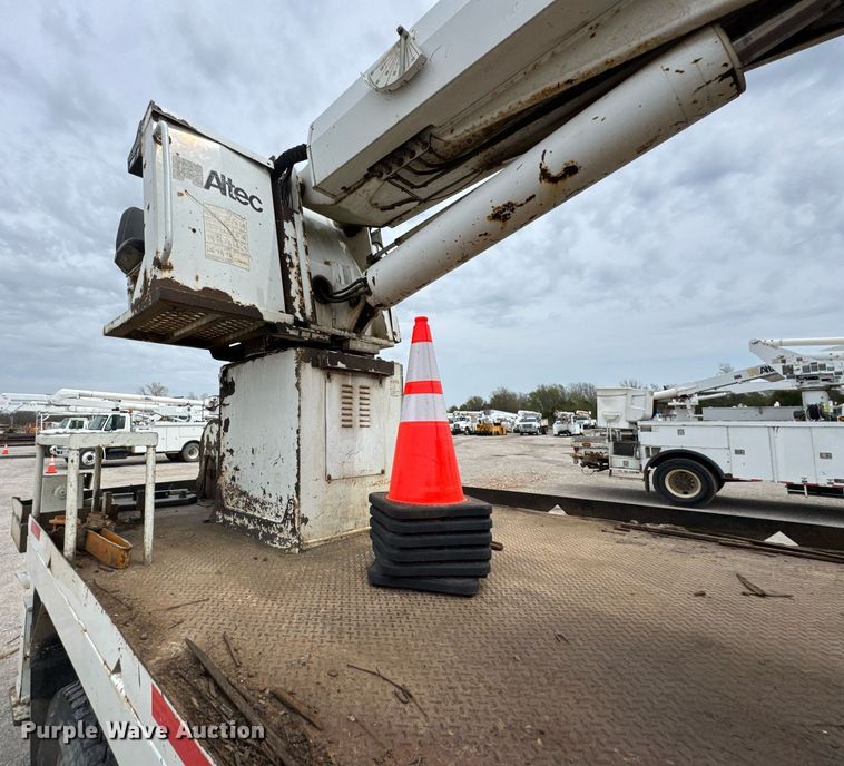 image for item DO0780 2002 Freightliner FL80 digger derrick truck