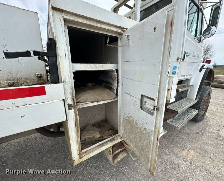 image for item DO0780 2002 Freightliner FL80 digger derrick truck