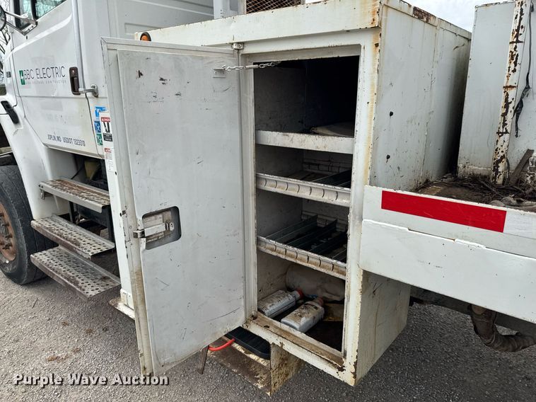 image for item DO0780 2002 Freightliner FL80 digger derrick truck