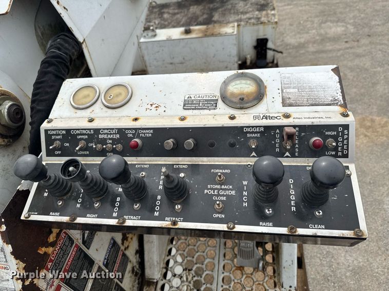 image for item DO0780 2002 Freightliner FL80 digger derrick truck