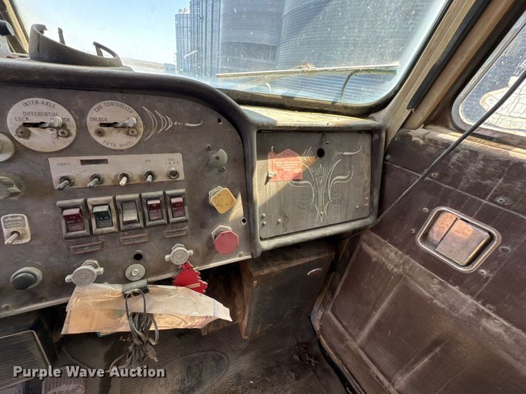 image for item DO0805 1975 Peterbilt 359A dump truck