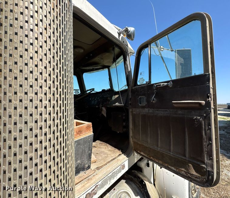 image for item DO0805 1975 Peterbilt 359A dump truck