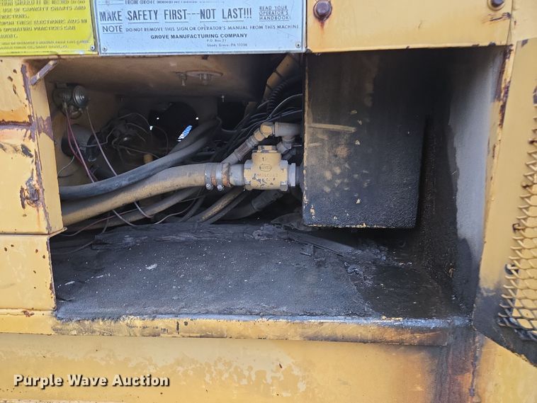 image for item DP6284 1990 Grove 1012 crane