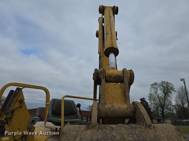 image for item DS5360 2004 Vermeer RT 650 vibratory cable plow