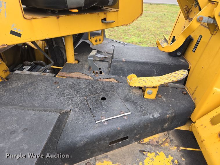 image for item DS5360 2004 Vermeer RT 650 vibratory cable plow