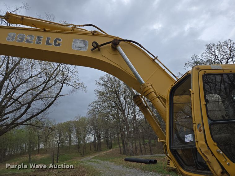 image for item DS5365 1995 John Deere 892E LC excavator