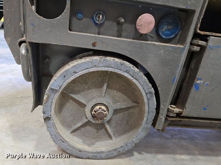 image for item DS5382 Upright 65700-010 scissor lift