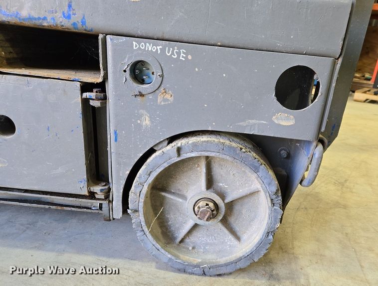 image for item DS5382 Upright 65700-010 scissor lift