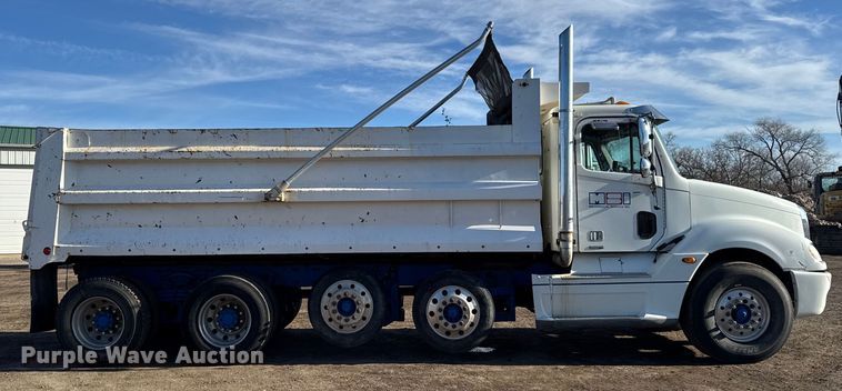 image for item DT0633 2005 Freightliner Columbia dump truck