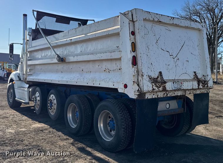 image for item DT0633 2005 Freightliner Columbia dump truck